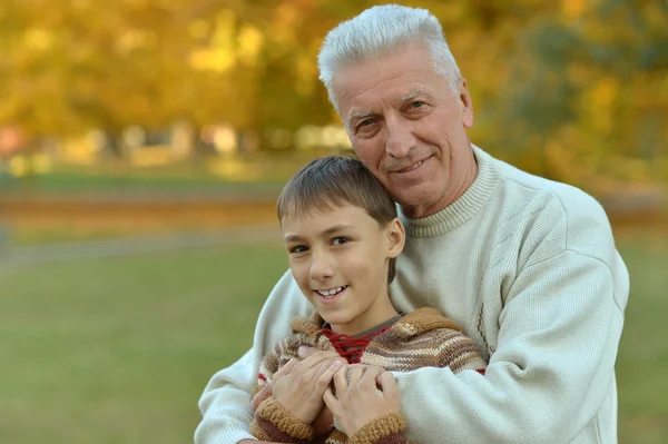 Grand-père et petit-fils dans le parc — Photo