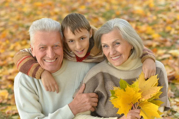 Бабушка с дедушкой и внук в осеннем парке — стоковое фото