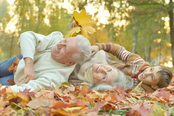 Seniorenpaar im Herbstpark — Stockfoto