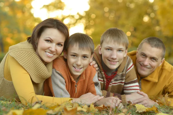 Happy Family dans la forêt d'automne — Photo