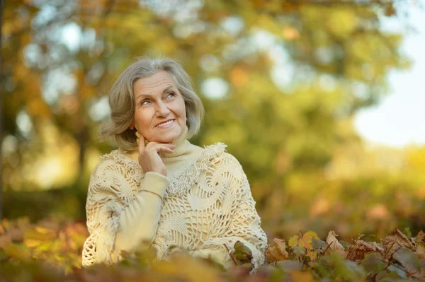 Mujer mayor en el parque de otoño — Foto de Stock