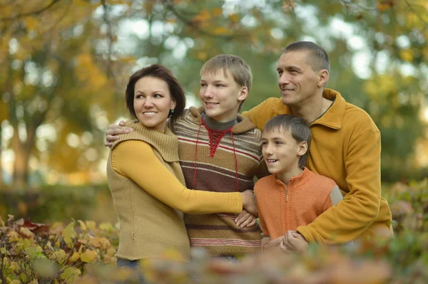 Familia feliz en bosque de otoño — Foto de Stock