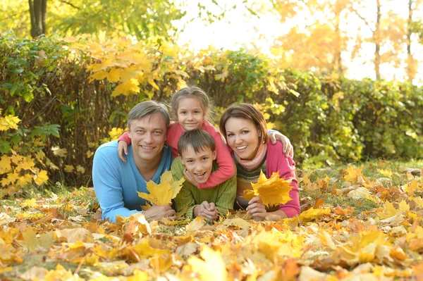 Familia feliz en el parque de otoño — Foto de Stock