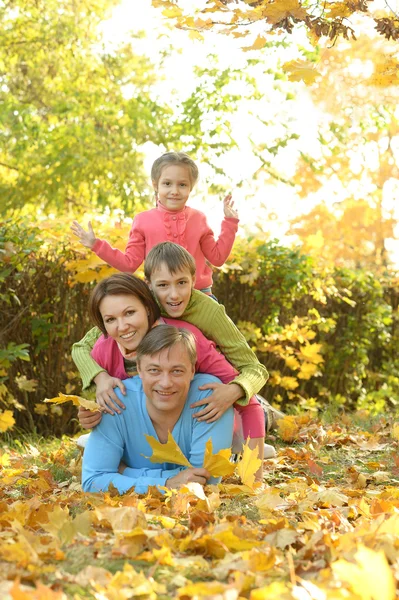 Família feliz no parque de outono — Fotografia de Stock