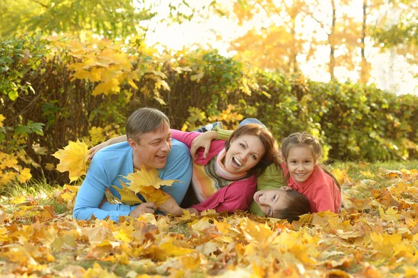 Famiglia felice nel parco autunnale — Foto Stock