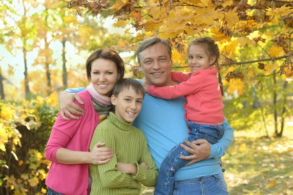 Família feliz no parque de outono — Fotografia de Stock