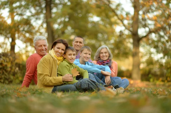 Familjen avkopplande i höst park — Stockfoto