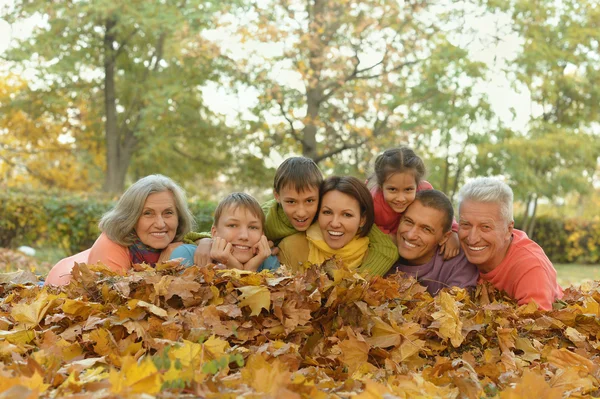 Lycklig familj i höst skog — Stockfoto