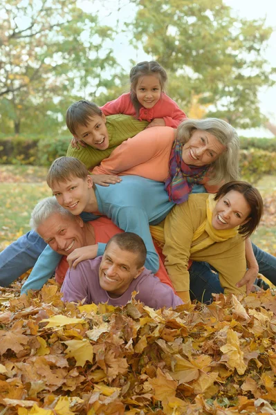 Lycklig familj i höst skog — Stockfoto