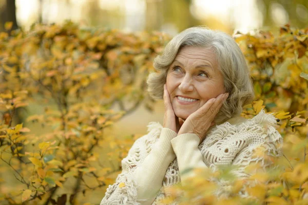 Mujer mayor en el parque de otoño — Foto de Stock