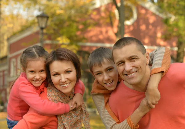 Familie entspannt im Herbstpark — Stockfoto