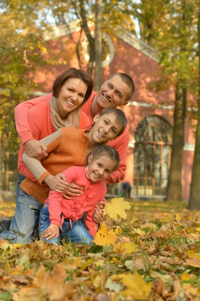 Familia relajante en el parque de otoño —  Fotos de Stock