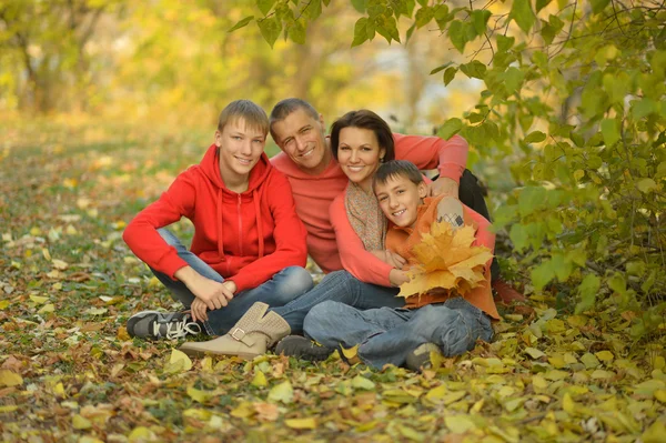 In de herfst bos en gelukkige familie — Stockfoto