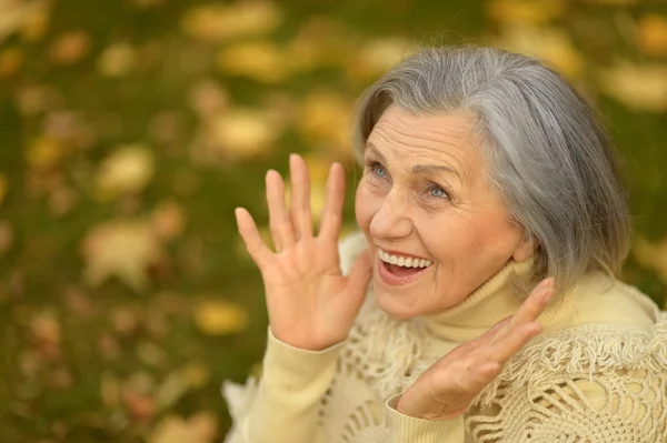 Seniorin im Herbstpark — Stockfoto