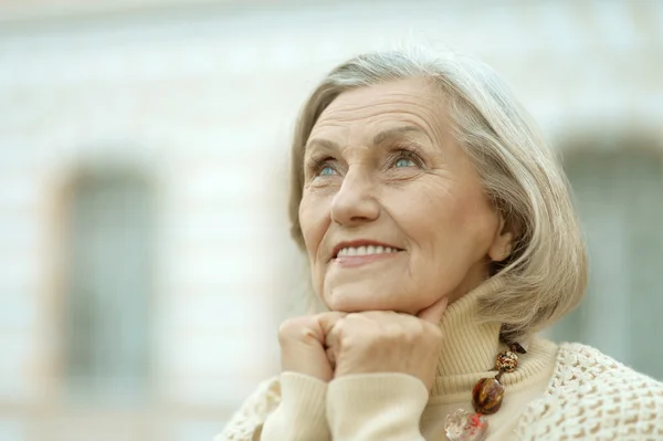 Senior kvinna i höstparken — Stockfoto