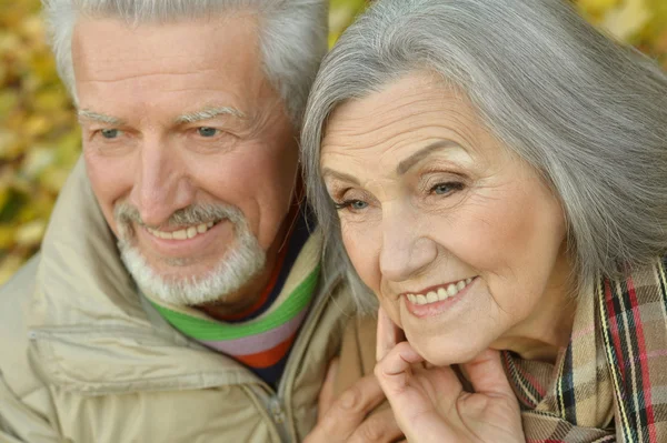 Senior par i höstparken — Stockfoto