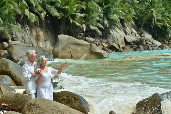 คู่รักผู้สูงอายุพักผ่อนที่ชายหาดเขตร้อน — ภาพถ่ายสต็อก