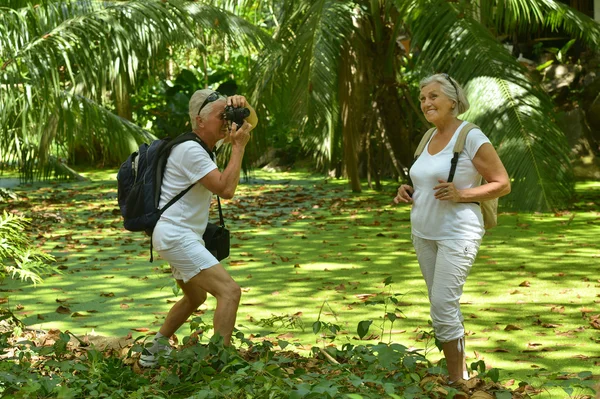 Anziani coppia riposo al resort tropicale — Foto Stock