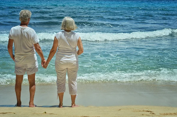 Elderly couple rest at tropical beach — Stock Photo, Image