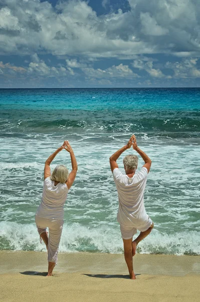 Üst düzey çift Yoga egzersiz yapıyor — Stok fotoğraf