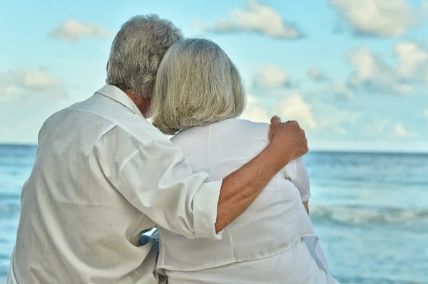 老夫婦が熱帯のビーチで休憩します。 — ストック写真
