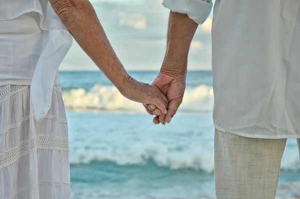 Elderly couple rest at tropical beach — Stock Photo, Image