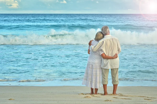 Anziani coppia riposo a tropicale spiaggia — Foto Stock