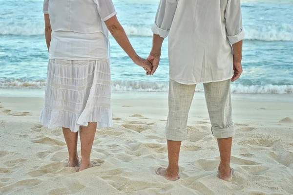 Elderly couple rest at tropical beach — Stock Photo, Image