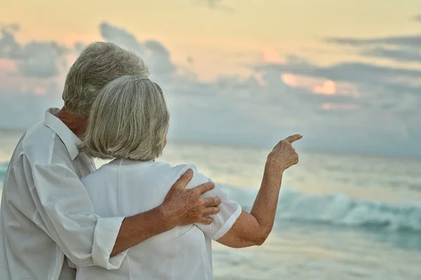 Äldre par resten på tropical beach — Stockfoto