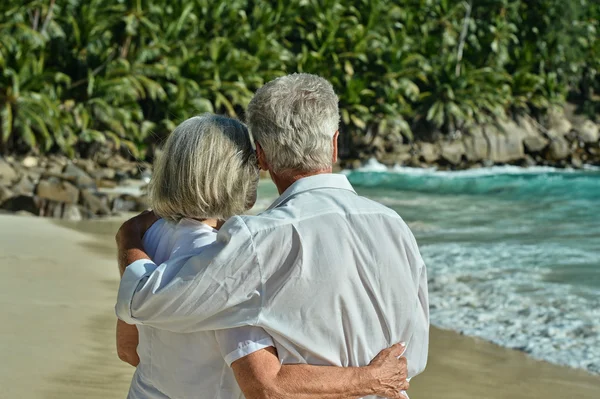 对老年夫妇在热带海滩休息 — 图库照片