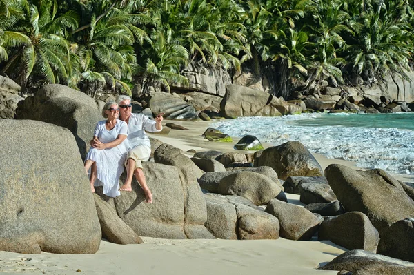 Pareja de ancianos descansar en la playa tropical — Foto de Stock