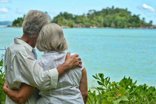 Äldre par resten på tropical beach — Stockfoto