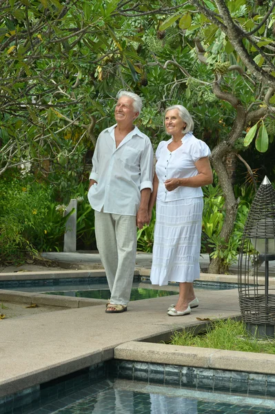 Pareja de ancianos descansan en resort tropical — Foto de Stock