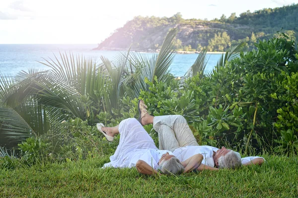 노인 부부는 열 대 해변에서 휴식 — 스톡 사진