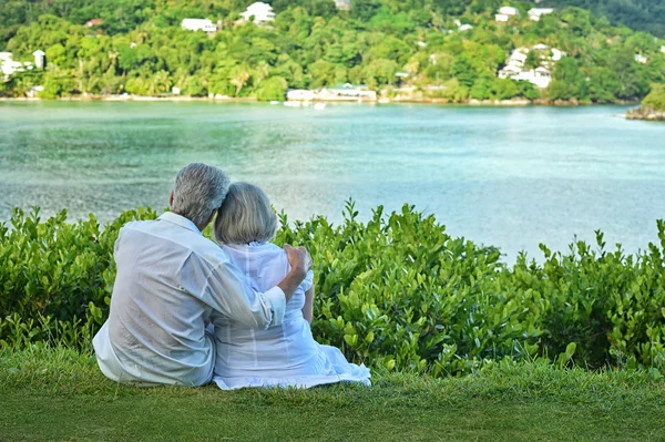 对老年夫妇在热带海滩休息 — 图库照片