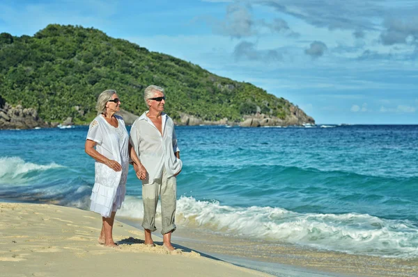 Älteres Ehepaar ruht sich am tropischen Strand aus — Stockfoto