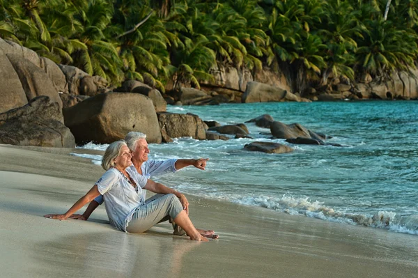 Casal de idosos descansam na praia tropical — Fotografia de Stock