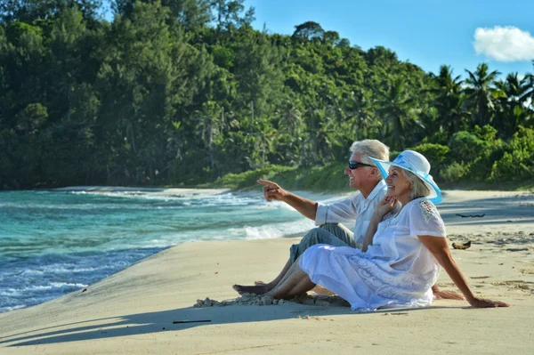 Pareja de ancianos descansar en la playa tropical — Foto de Stock