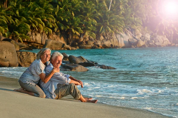 Літня пара відпочиває на тропічному пляжі — стокове фото