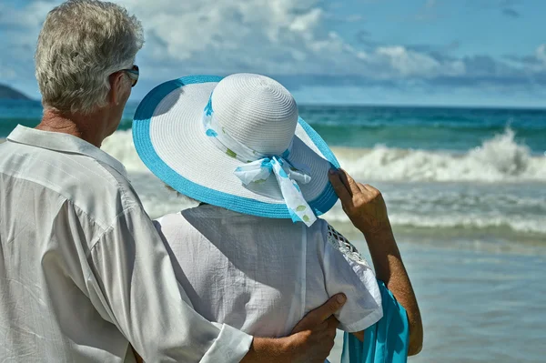 คู่รักผู้สูงอายุพักผ่อนที่ชายหาดเขตร้อน — ภาพถ่ายสต็อก