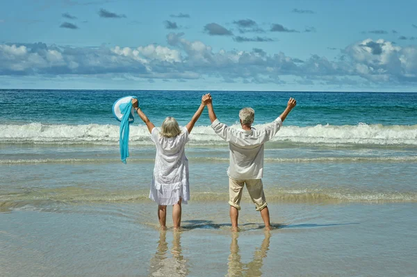 Casal de idosos descansam na praia tropical — Fotografia de Stock