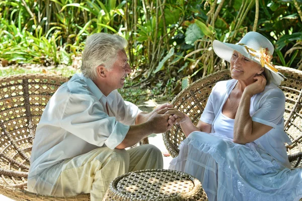 老夫妇俩在热带花园 — 图库照片