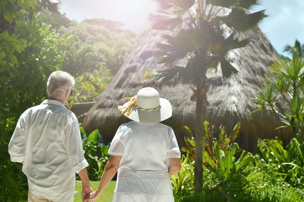 Elderly couple  in tropical garden — Stock Photo, Image