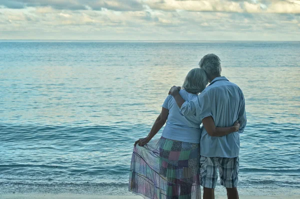 Anziani coppia riposo a tropicale spiaggia — Foto Stock