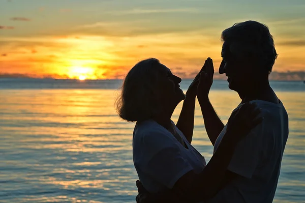 Bejaarde echtpaar rusten op tropisch strand — Stockfoto