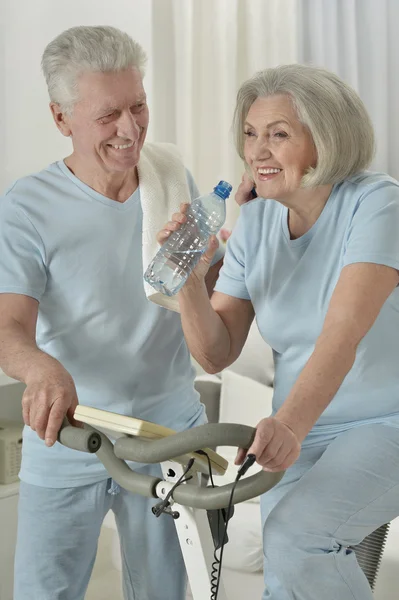 Pareja mayor haciendo ejercicio — Foto de Stock