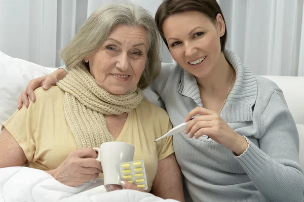 Femme âgée malade avec fille attentionnée — Photo