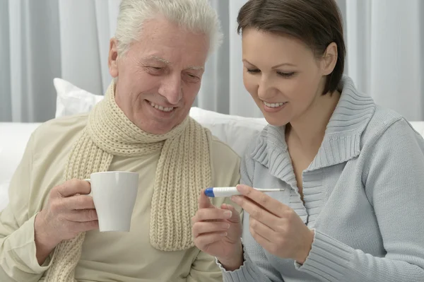 Senior zieke man met zorgzame dochter — Stockfoto