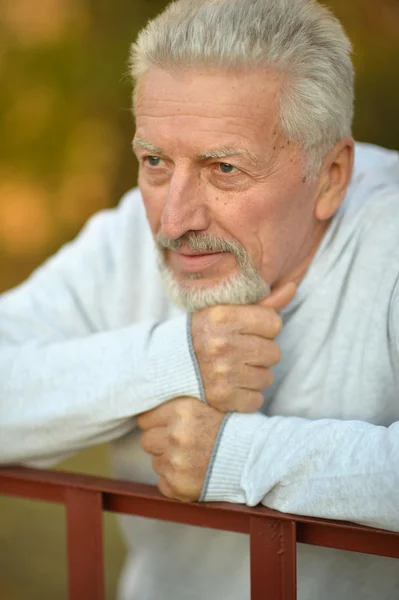 Äldre man tänker — Stockfoto