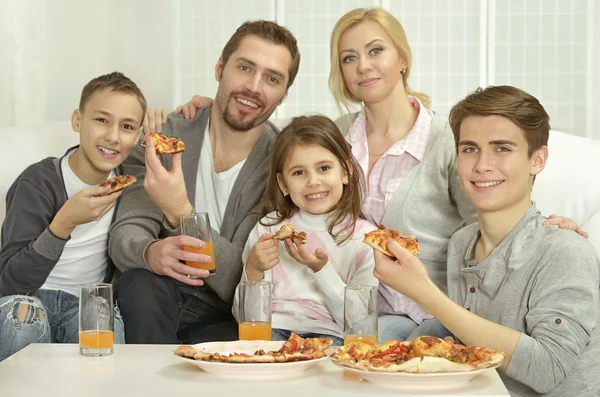 Familie zu Hause mit Pizza — Stockfoto